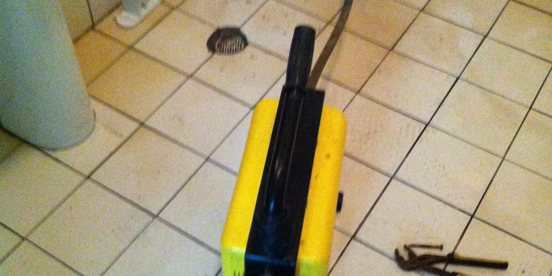 Çerkezköy Su Sızıntısı Tespitinde akustik dinleme cihazıyla kırmadan, noktasal kaçak tespiti yapan uzman teknisyen.