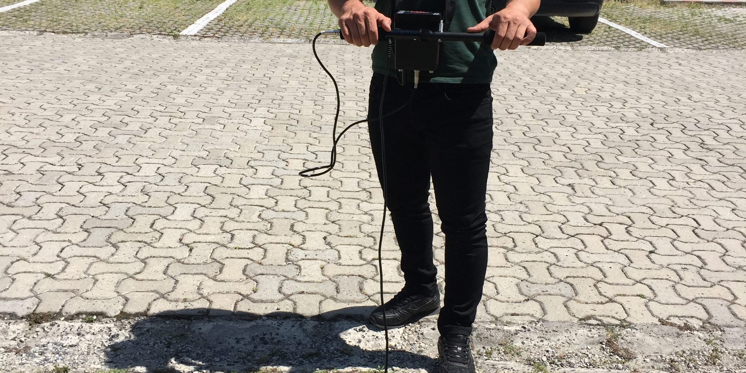 Çerkezköy Kırmadan Lavabo Tıkanıklığı Açma uzmanı, robotik cihazla tespit yapıyor.