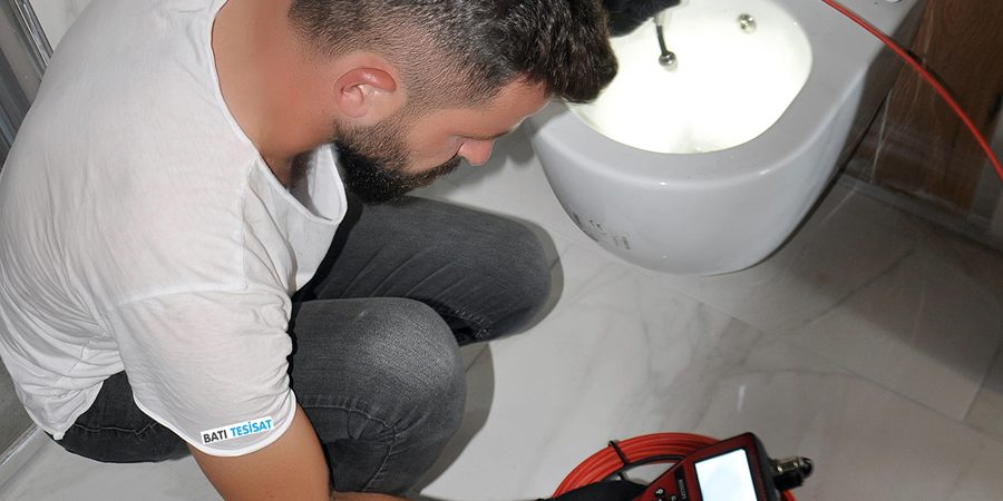 Edirne Sıhhi Tesisatçı – Kırmadan Su Kaçak Tespiti Edirne sıhhi tesisatçı ekibi cihazla kırmadan su kaçağı tespiti yapıyor.