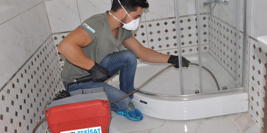 Edirne Acil Su Kaçak Tespiti – Batı Tesisat Edirne acil su kaçak tespiti yapan Batı Tesisat teknisyeni, modern cihazlarla gizli su kaçağını tespit ediyor