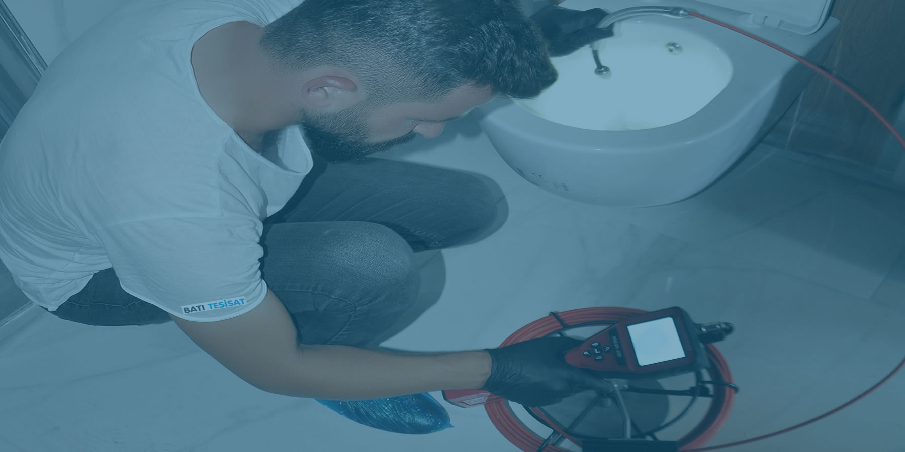 Kırklareli lavabo açma operasyonunda tıkanıklık hattındaki sızıntıyı belirleyen termal kamera ekranı ve akustik dinleme cihazı.