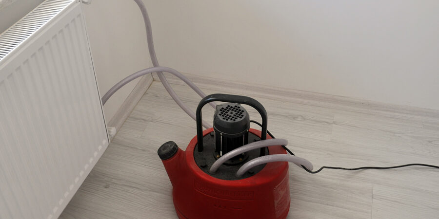 Edirne Petek Temizliği makinesiyle yapılan profesyonel işlem sırasında peteklerden çıkan kirli su.