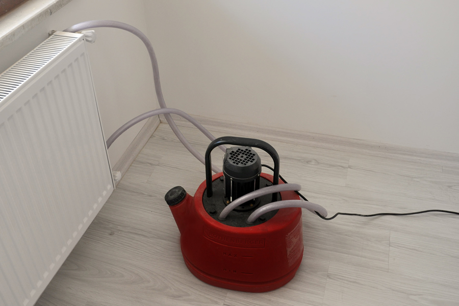 Edirne Petek Temizliği makinesiyle yapılan profesyonel işlem sırasında peteklerden çıkan kirli su.