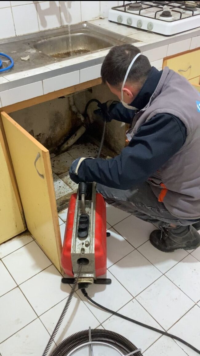 Kırklareli gider açma operasyonunda kullanılan robotik tıkanıklık açma makinesi ve pimaş içi sızıntı belirleyen kameralı sistem.