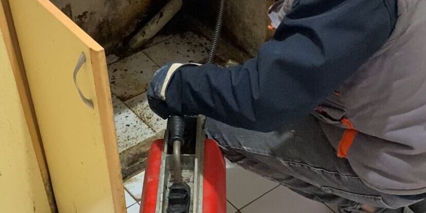 Kırklareli gider açma operasyonunda kullanılan robotik tıkanıklık açma makinesi ve pimaş içi sızıntı belirleyen kameralı sistem.