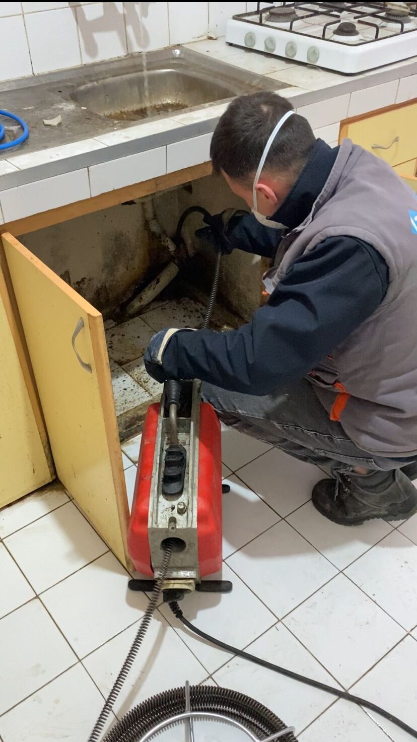 Kırklareli gider açma operasyonunda kullanılan robotik tıkanıklık açma makinesi ve pimaş içi sızıntı belirleyen kameralı sistem.