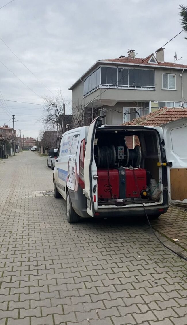 Enez Tıkanıklık Açma Enez tıkanıklık açma uzmanının robotik cihaz kullanarak mutfak giderini temizleme işlemi.