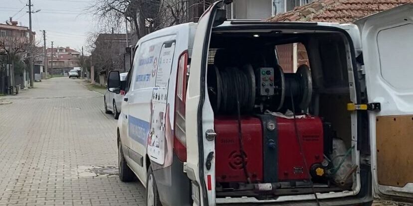 Enez Tıkanıklık Açma Enez tıkanıklık açma uzmanının robotik cihaz kullanarak mutfak giderini temizleme işlemi.