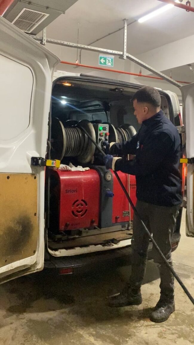 Babaeski tıkanıklık açma operasyonunda pimaş içi tıkanıklığı belirleyen Full HD endoskopi kamerası ve akustik su kaçağı tespiti yer mikrofonu.