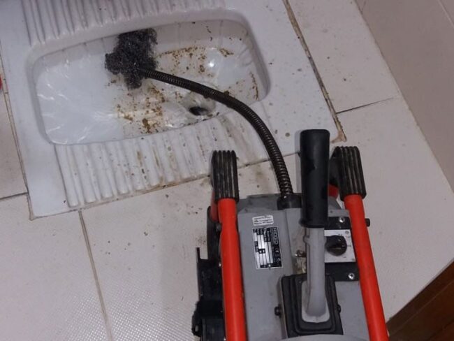 Kızılpınar gider açma çalışmasında kameralı su kaçağı tespiti enstrümanları ve robotik pimaş temizleme motoru kullanan kameralı tesisatçı.