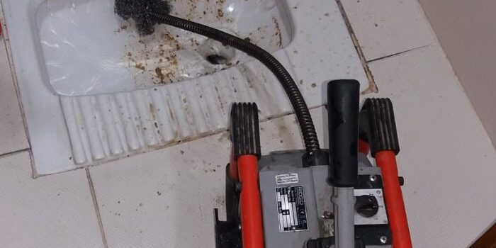 Kızılpınar gider açma çalışmasında kameralı su kaçağı tespiti enstrümanları ve robotik pimaş temizleme motoru kullanan kameralı tesisatçı.