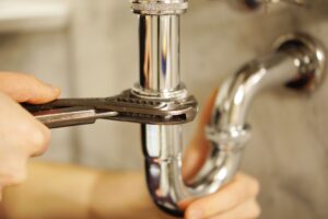 Lavabo altındaki krom sifon rekorunu boru anahtarı ile sıkan Muratlı en yakın su tesisatçısı ustası.